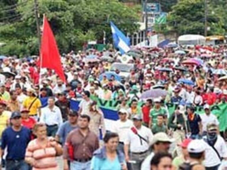 Marchan en Tegucigalpa por restitución de Zelaya