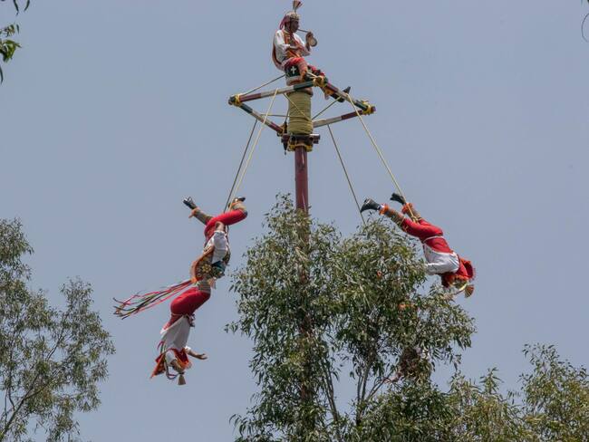Colapsa estructura y voladores de Papantla caen de 10 metros de altura