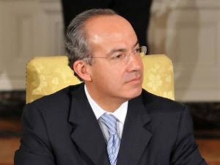 Llama Calderón a reforzar finanzas e incrementar planes sociales