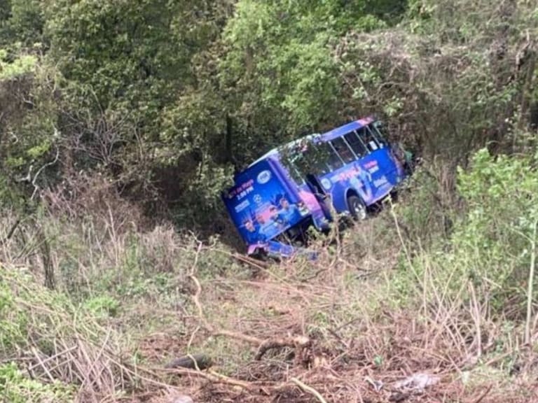 Camión de pasajeros cae a barranca en Cuajimalpa; hay 19 heridos