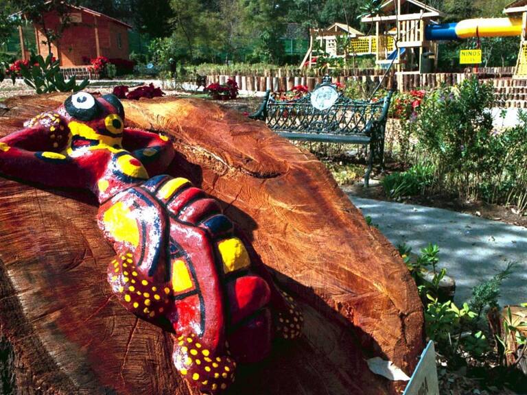 El Parque Infantil La Hormiga fue parte de la residencia oficial de Los Pinos y es un perfecto lugar para llevar a los pequeños a disfrutar de los juegos Ubicado en el Bosque de Chapultepec los sábados y domingos de 10:00 a 17:00 horas