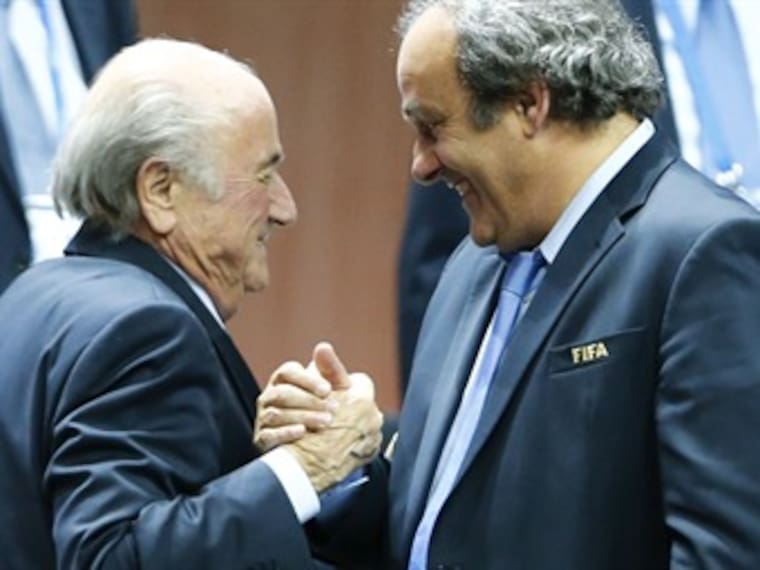 Suspenden a Blatter y Platini de cualquier actividad futbolística