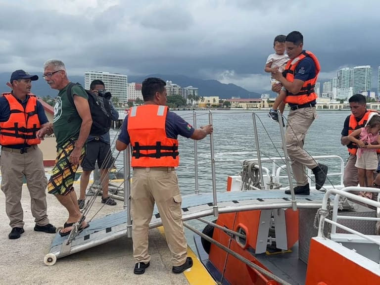 Elementos de la Secretaría de Marina iniciaron la evacuación marítima ante la cercanía del huracán Simón que se espera toque tierra tocará con intensidad 3 o incluso 4.