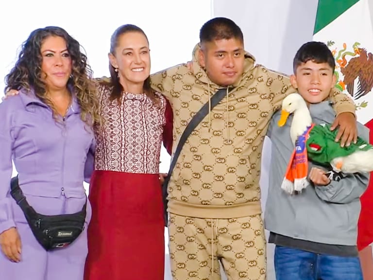 El pato Merlín, junto a su dueña y su familia, durante su aparición en la mañanera con la presidenta Claudia Sheinbaum en la CDMX