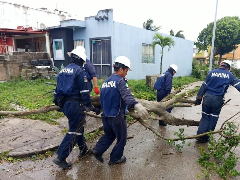 Frente frío número 2 deja lluvias, inundaciones y deslaves en Veracruz; Semar mantiene el Plan Marina en diversos municipios.