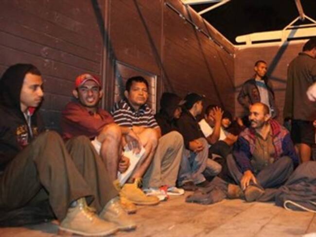 Rescatan en Texas a 15 migrantes indocumentados de la caja de un camión