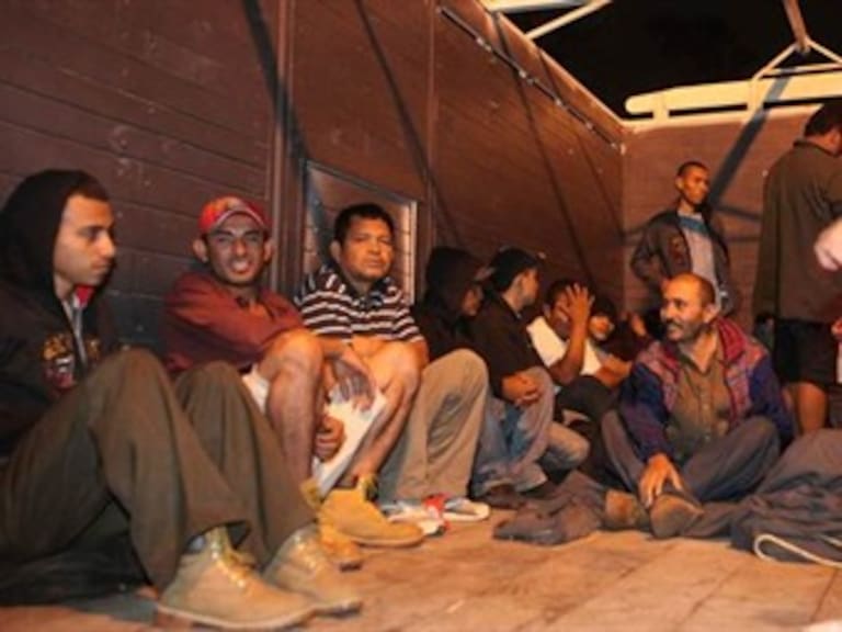 Rescatan en Texas a 15 migrantes indocumentados de la caja de un camión