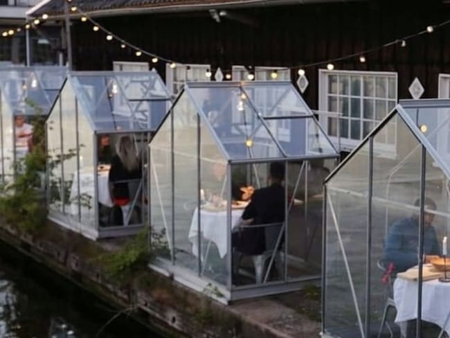 Restaurante en Ámsterdam crea invernaderos de cristal por COVID-19