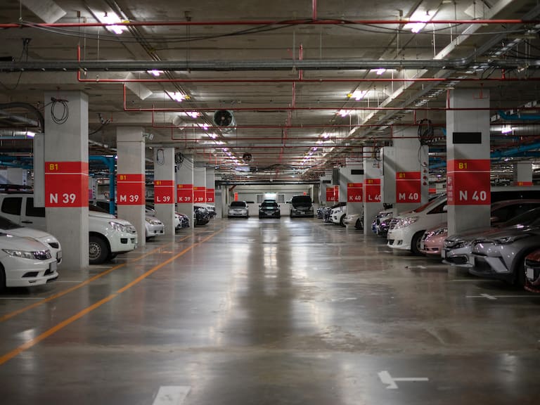 La iniciativa plantea considerar como una práctica abusiva condicionar el acceso a la plaza al cobro por el uso de estacionamientos