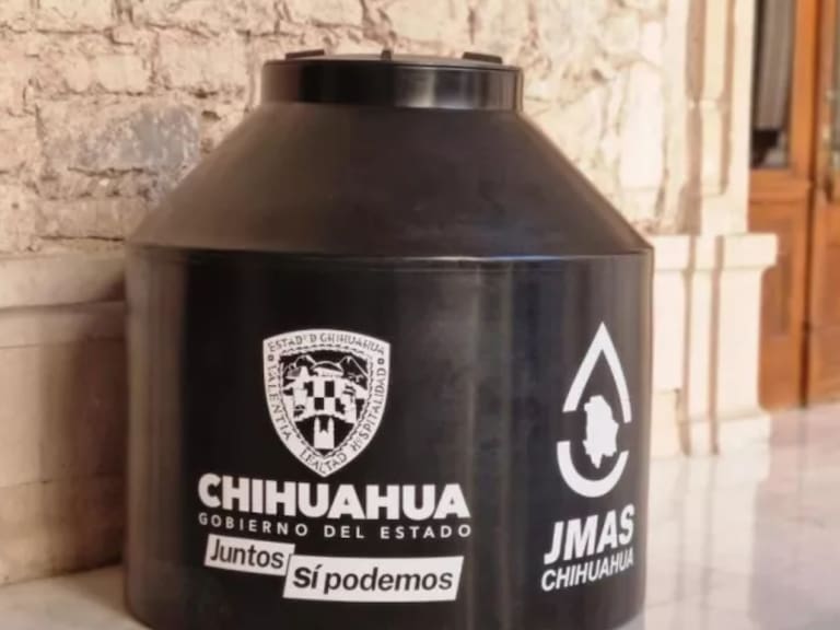 La JMAS de Ciudad Juárez entrega tinacos gratuitos a familias de la zona de Los Kilómetros como parte del programa Agua para Todos durante la temporada de calor.