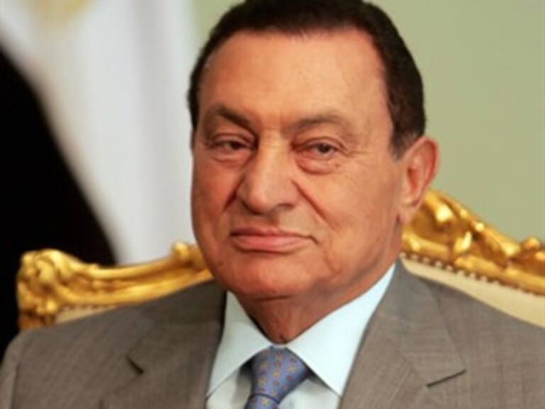 Extiende Egipto detención de Mubarak y condena a prisión a ex ministro