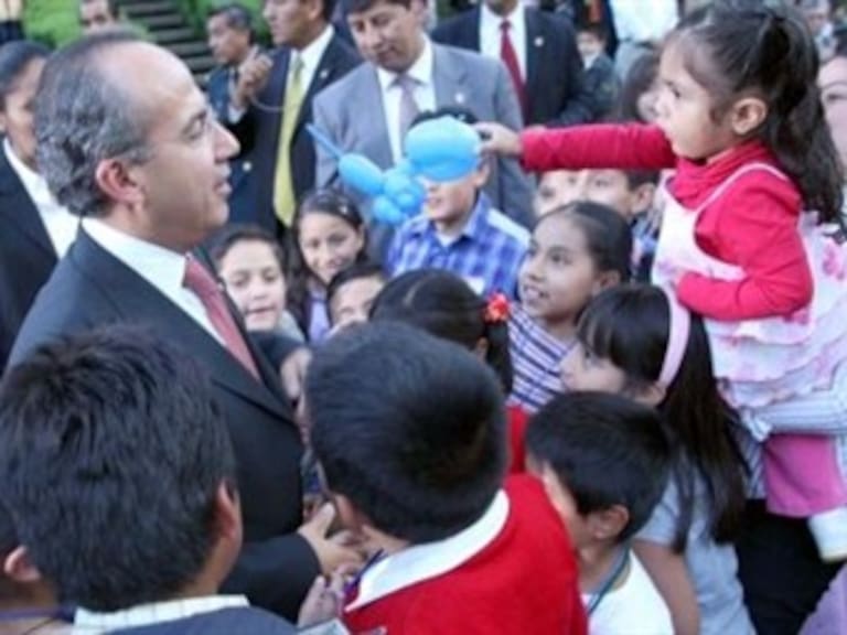 Calderón partirá rosca de Reyes con niños del DIF