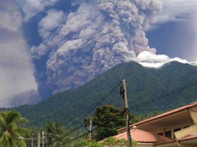 Indonesia: Desalojan a 200 mil personas tras erupción de volcán