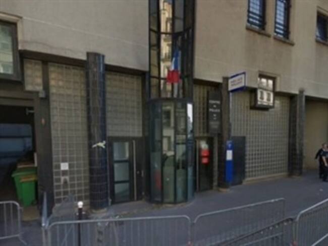 Hombre intenta atacar comisaría en París