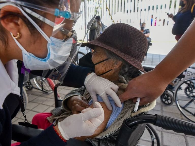 Caos en el primer día de vacunación COVID-19 en Puebla