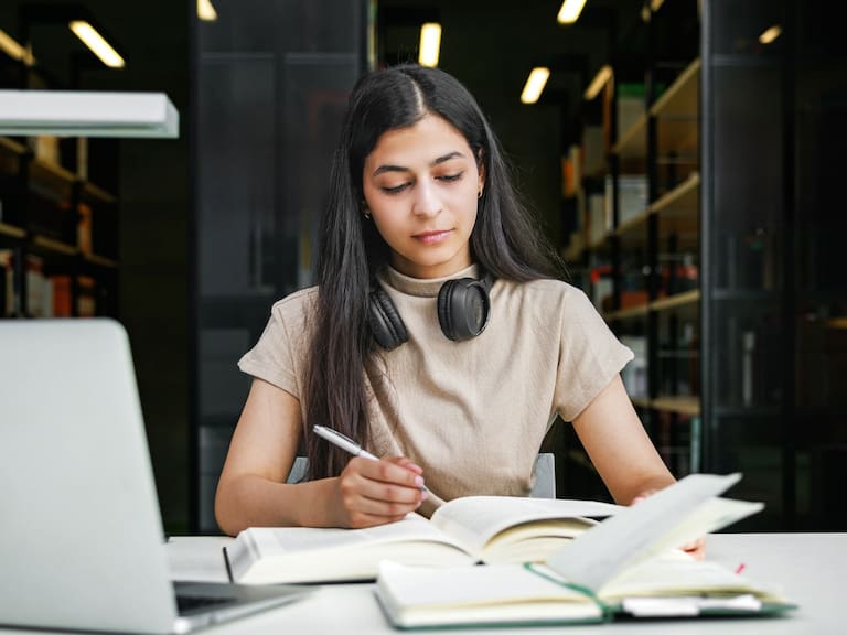 UNAM advierte sobre cancelaciones en examen virtual por errores y conductas prohibidas. Getty Images