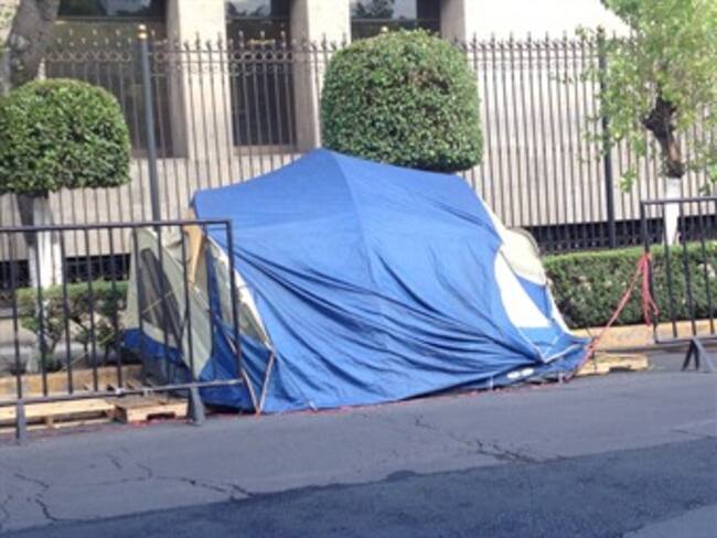 Cumple madre de desaparecido cuatro días de plantón en Bucareli