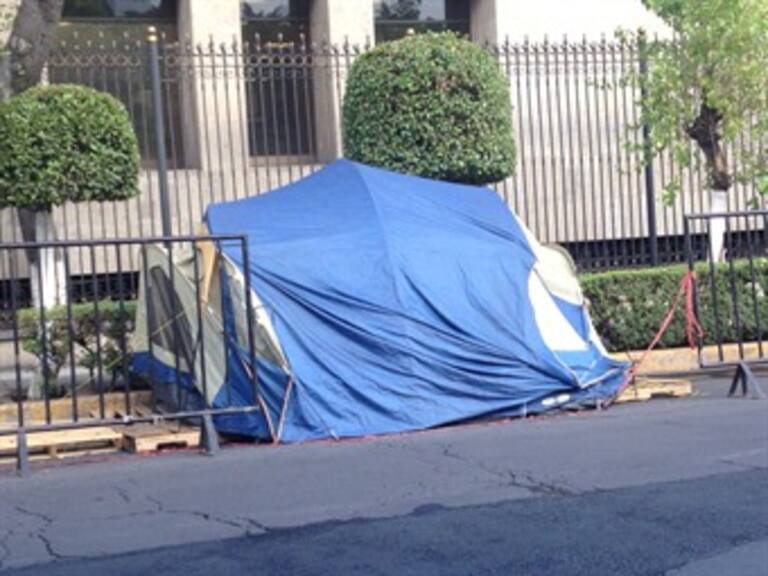 Cumple madre de desaparecido cuatro días de plantón en Bucareli