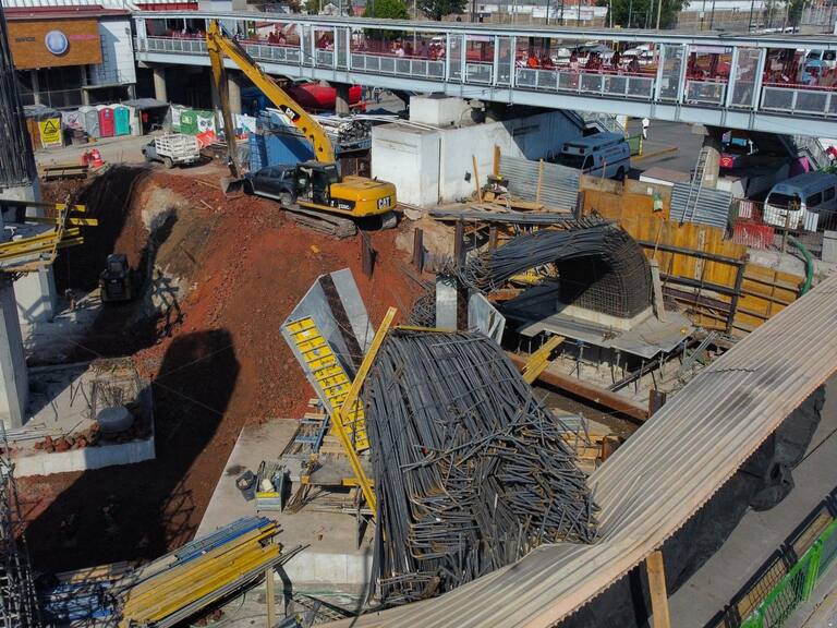 CIUDAD DE MÉXICO, 24FEBERO2024.- Una estructura metálica cayo en la construcción del Trolebús elevado del Centro de Transferencia Modal en los límites de la alcaldía Iztapalapa y el Estado de México. Autoridades reportaron 6 personas lesionadas.
FOTOS: ROGELIO MORALES /CUARTOSCURO.COM