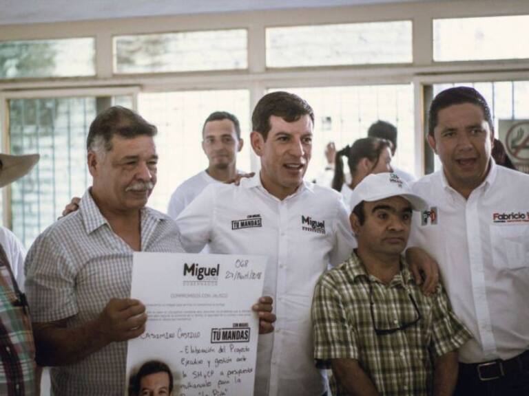 Miguel Castro firma compromisos para construir represas en Casimiro Castillo
