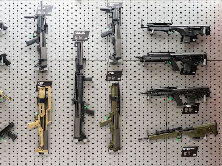 Legisladores texanos exigen aumentar edad para comprar armas