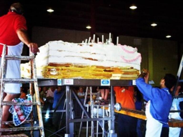 Pastel de media tonelada establece récord Guinness