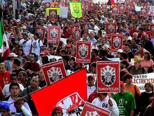 Marchan integrantes del SME rumbo al Zócalo
