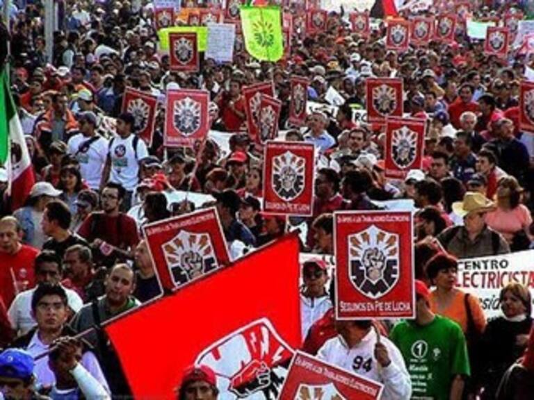 Marchan integrantes del SME rumbo al Zócalo