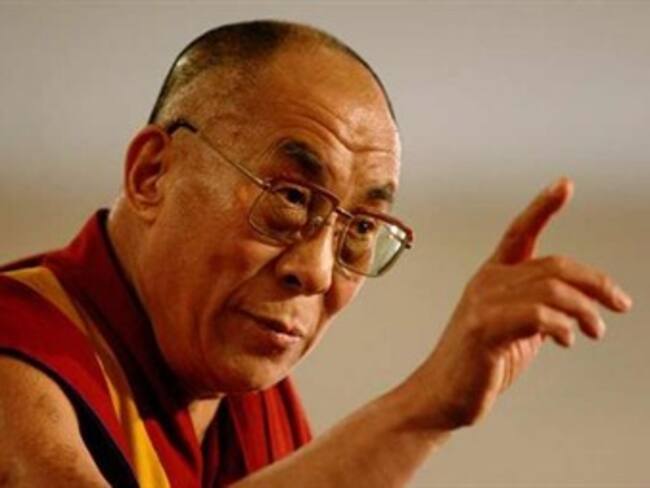 Sale de hospital el Dalai Lama; dice sentirse casi normal