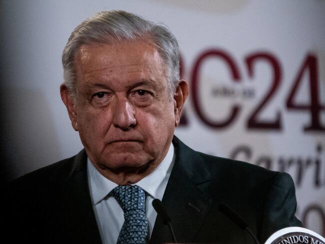 Gobierno analizará administrar afores: AMLO