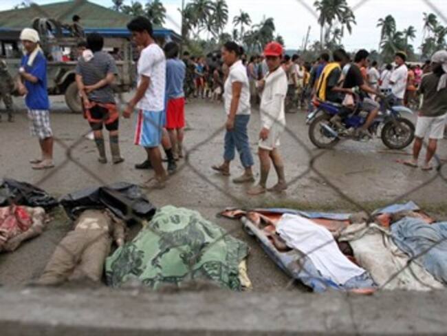 Cruz Roja cree que unas 1.200 personas han muerto por paso de tifón por Filipinas