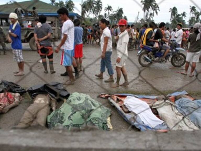Cruz Roja cree que unas 1.200 personas han muerto por paso de tifón por Filipinas