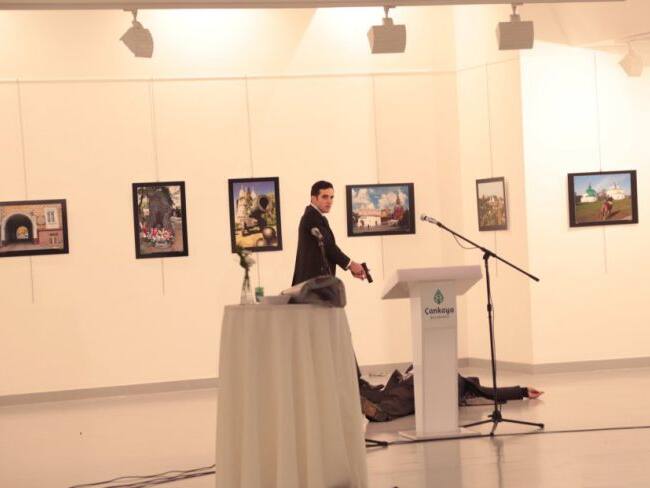 Un hombre mata a tiros al embajador ruso en Turquía al grito de “Alepo, venganza”