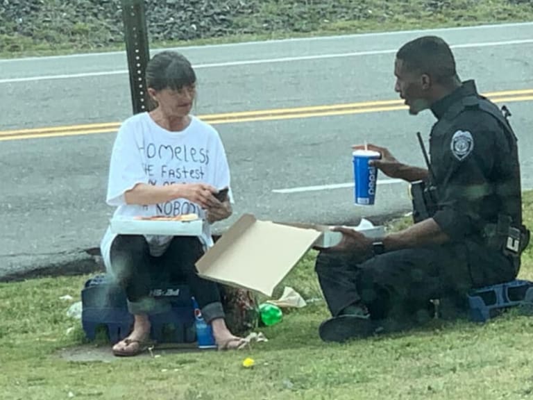 Gran corazón; policía comparte su comida con una mujer sin hogar