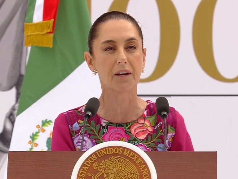 Claudia Sheinbaum, presidenta de México a cien días de su gobierno, afirmó ante miles de mexicanos reunidos en el Zócalo capitalino que México coopera y colabora con Estados Unidos, pero no es subordinado.