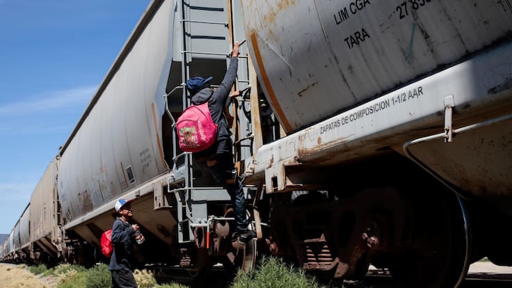 Mueren tres migrantes al caer de tren en Durango