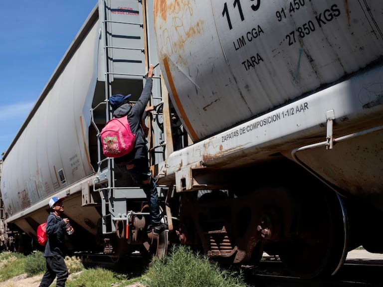 Mueren tres migrantes al caer de tren en Durango
