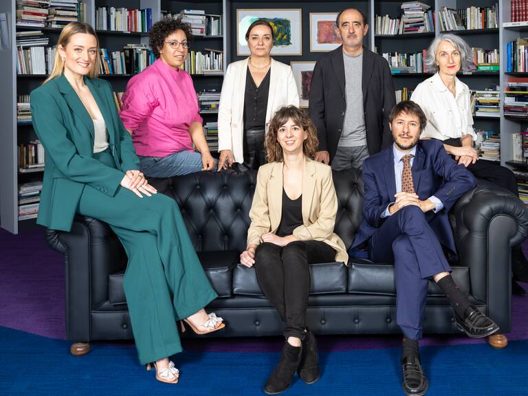 DVD1205. 20/03/24. Madrid, redacción de EL PAÍS. Foto del jurado de los Premios Ortega y Gasset después de la deliberación. De izquierda a derecha, Mireia Belmonte, Najat el Hachmi, Pepa Bueno, Yolanda Clemente, Daniel Innerarity, Pedro Zuazua y Soledad Alcaide. / MOEH ATITAR