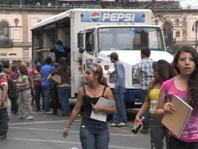 Saquean normalistas camiones en Michoacán