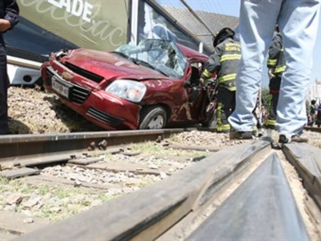 Auto es embestido por tren, no hay lesionados