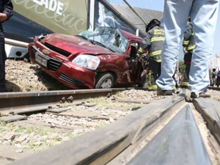 Auto es embestido por tren, no hay lesionados