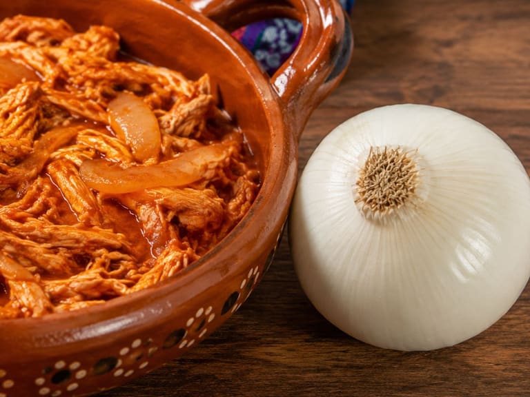 El secreto de la mejor tinga de pollo está en la cebolla. IA