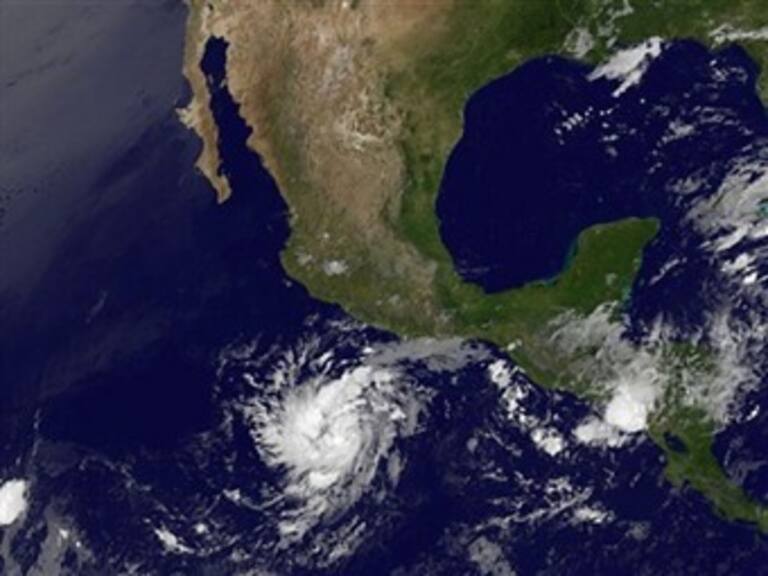 Alertan en Guerrero, Michoacán y Oaxaca por 'Adrián'