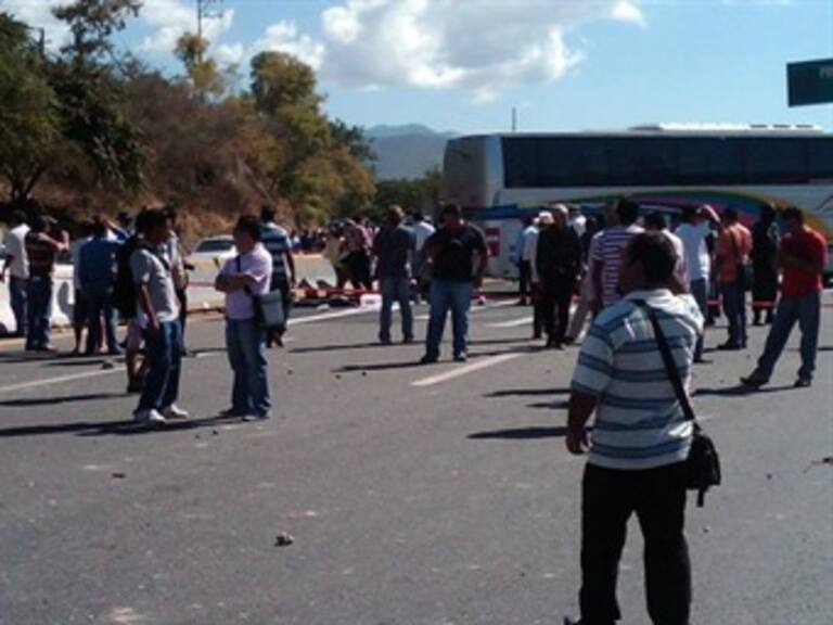 Evitan policías antimotines que estudiantes de Ayotzinapa secuestren autobuses