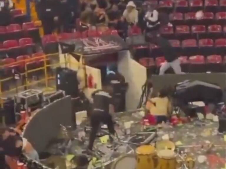 La negativa del cantante Luis R. Conrique a cantar narcocorridos, llevó a la violencia en el Palenque de Texcoco