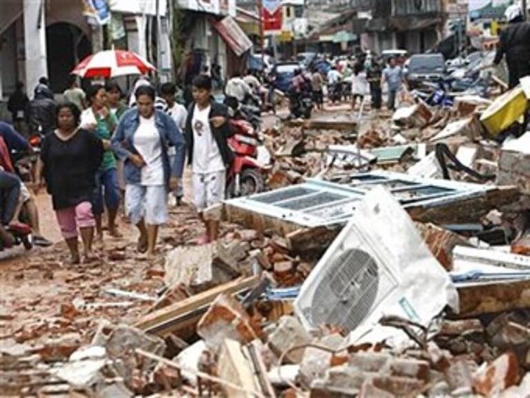 Van 272 muertos y 412 desaparecidos por sismo en Sumatra
