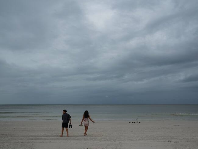 Huracán Milton se convierte en categoría 1, avanza a Florida