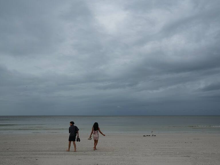 Huracán Milton se convierte en categoría 1, avanza a Florida