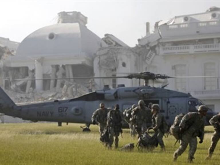 Custodian tropas de EU ruinas del Palacio presidencial de Haití