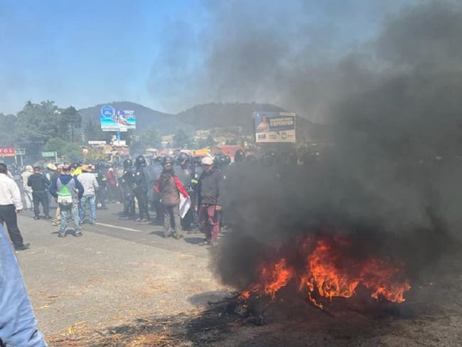 Comuneros bloquean la autopista México-Toluca